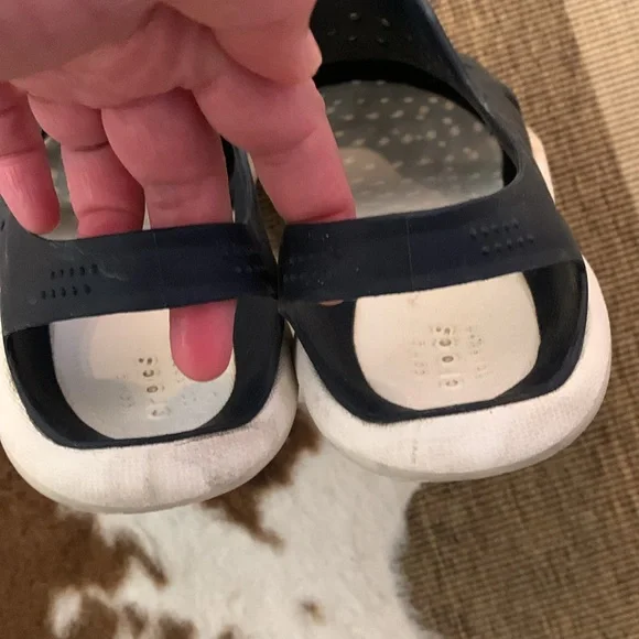 Crocs boys slip on shoes, navy/white, sz 7 (big boys) - Picture 6 of 9